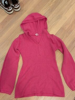 Derek Heart Pink Hooded V‑Neck Sweater